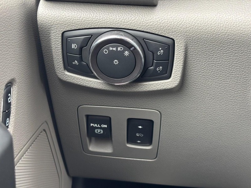 Ford F-150 Vehicle Full-screen Gallery Image 16