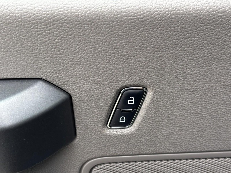 Ford F-150 Vehicle Full-screen Gallery Image 25