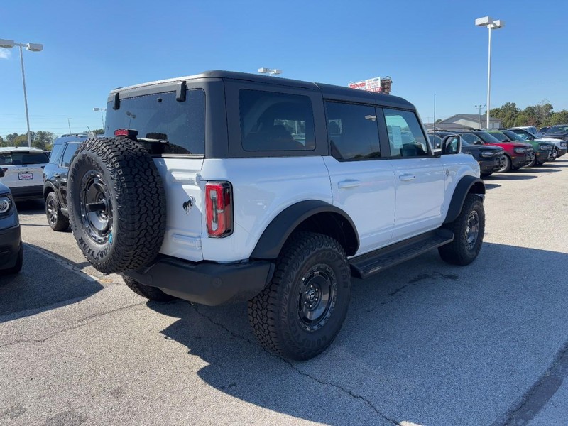 Ford Bronco Vehicle Full-screen Gallery Image 3