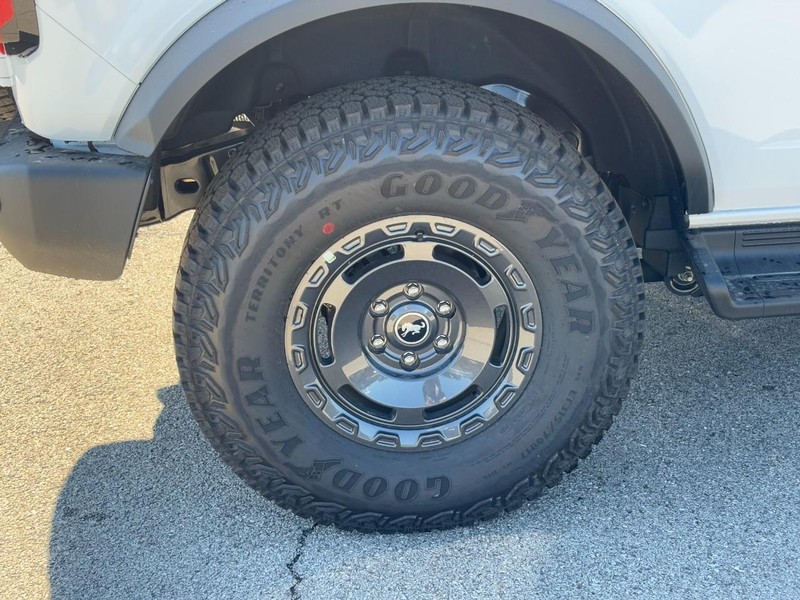 Ford Bronco Vehicle Full-screen Gallery Image 4