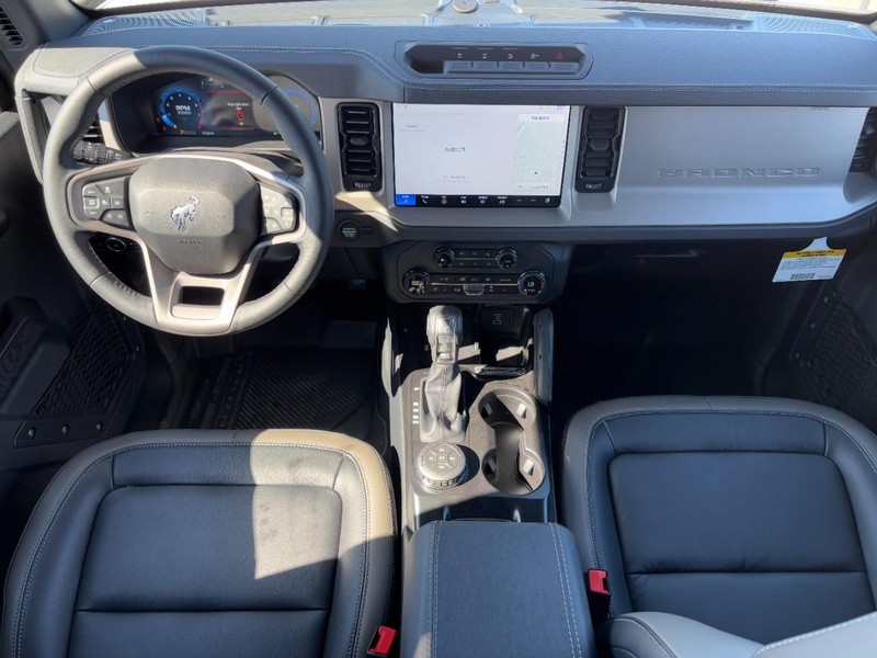 Ford Bronco Vehicle Full-screen Gallery Image 6