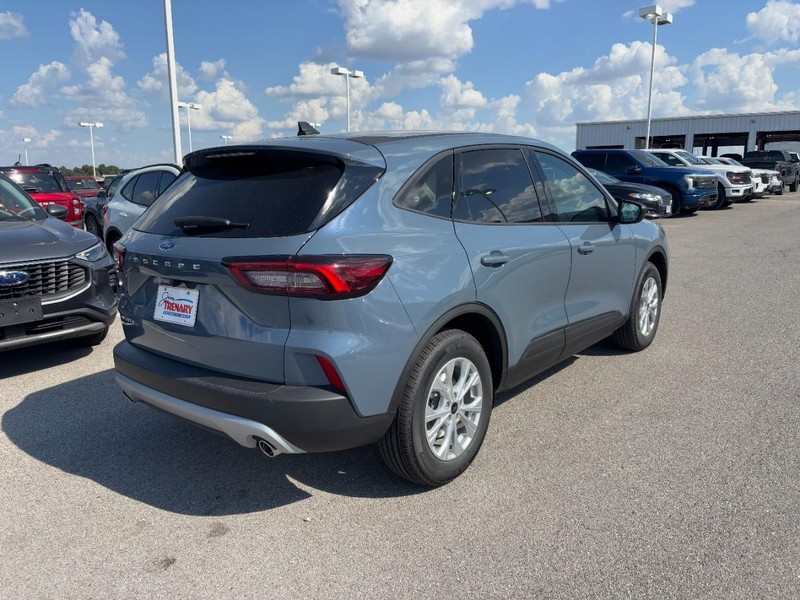 Ford Escape Vehicle Full-screen Gallery Image 3