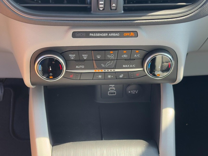 Ford Escape Vehicle Full-screen Gallery Image 17