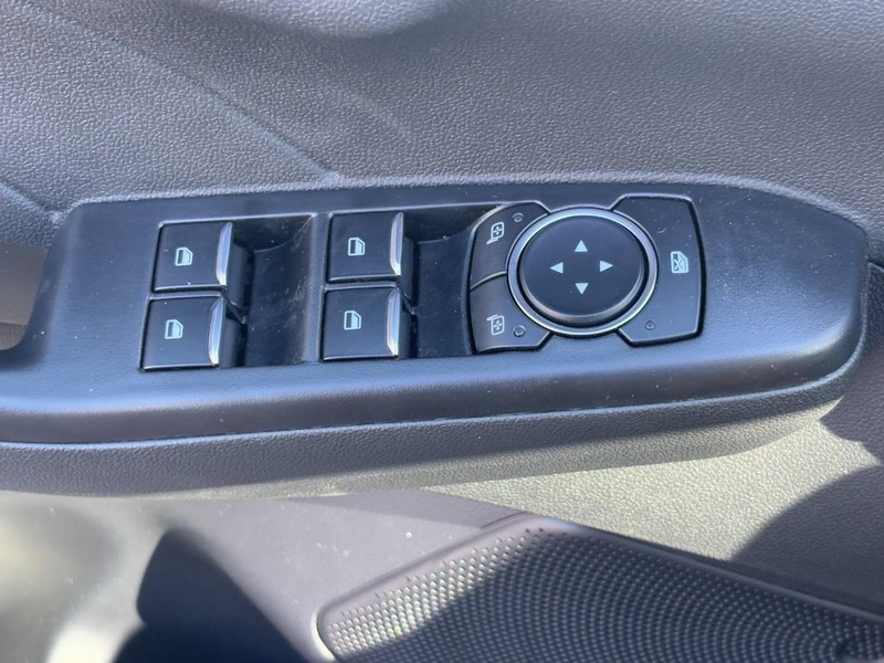 Ford Escape Vehicle Full-screen Gallery Image 18