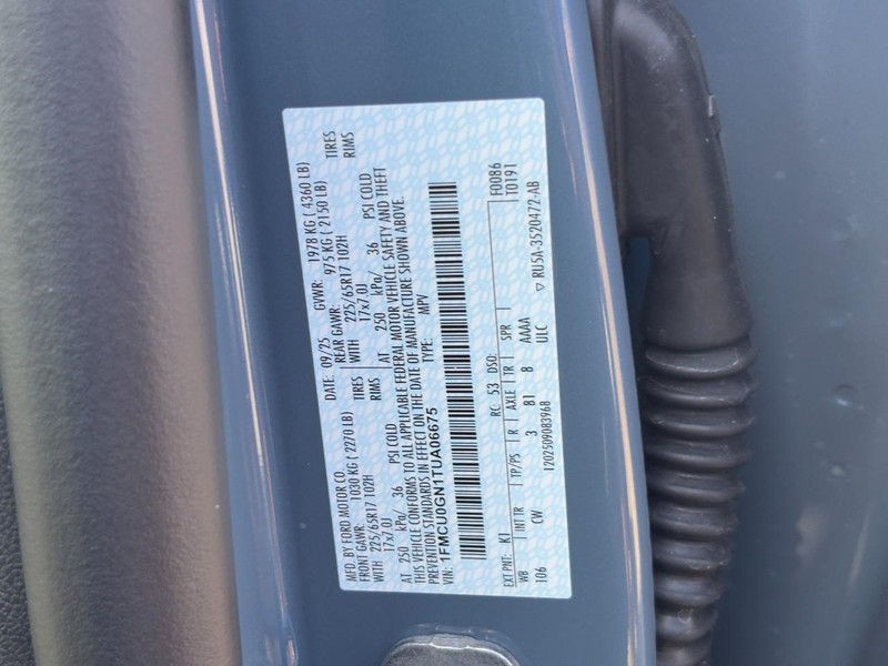 Ford Escape Vehicle Full-screen Gallery Image 21