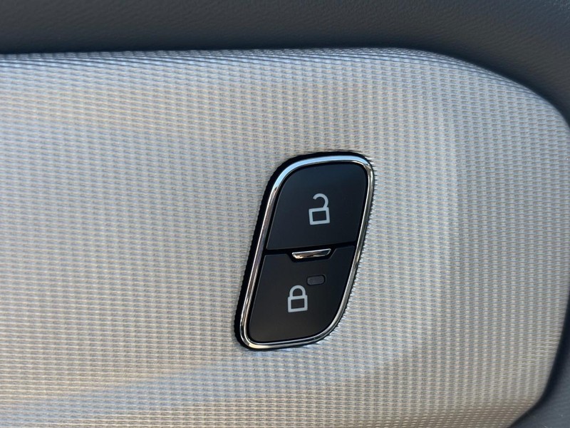 Ford Explorer Vehicle Image 21