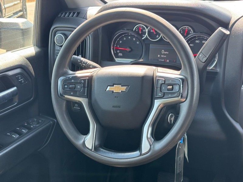 Chevrolet Silverado 2500HD Vehicle Full-screen Gallery Image 12