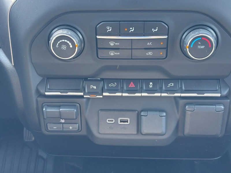 Chevrolet Silverado 2500HD Vehicle Full-screen Gallery Image 14