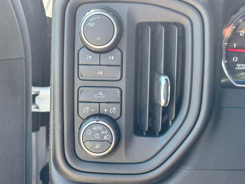 Chevrolet Silverado 2500HD Vehicle Full-screen Gallery Image 16