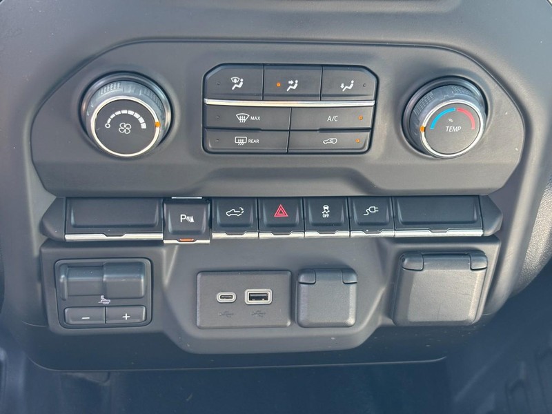 Chevrolet Silverado 2500HD Vehicle Full-screen Gallery Image 22