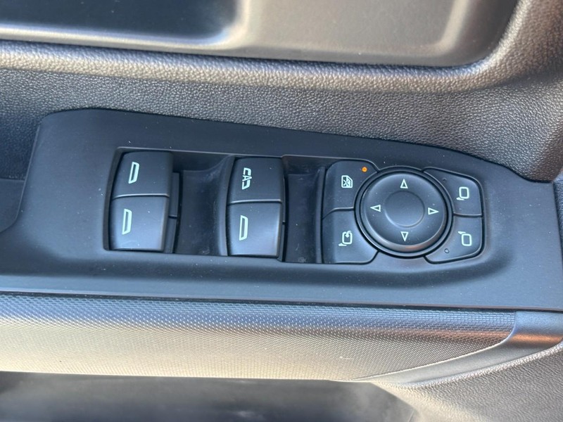 Chevrolet Silverado 2500HD Vehicle Full-screen Gallery Image 23