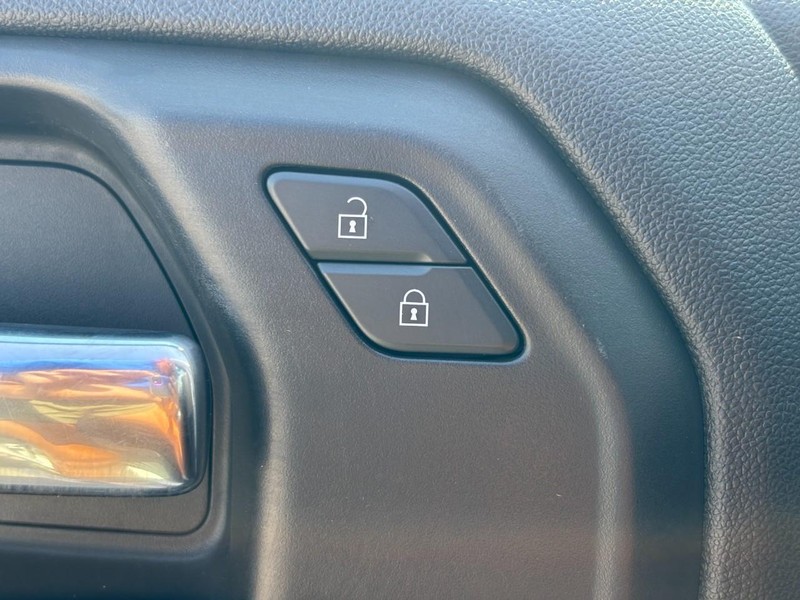 Chevrolet Silverado 2500HD Vehicle Full-screen Gallery Image 24