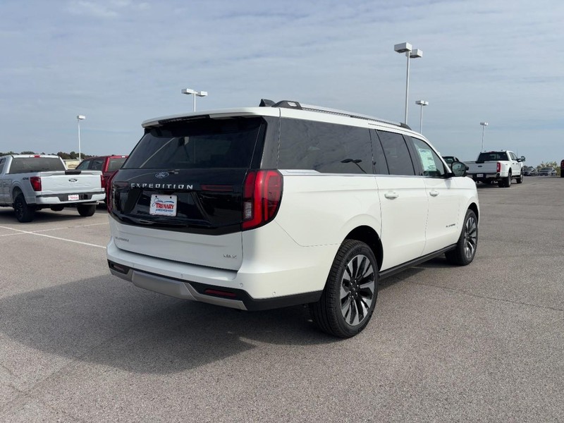Ford Expedition Max Vehicle Full-screen Gallery Image 3
