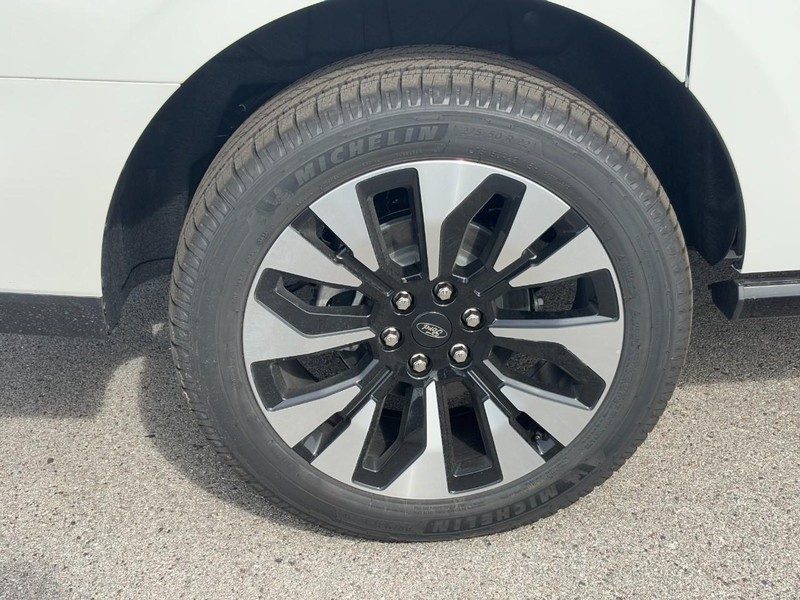 Ford Expedition Max Vehicle Full-screen Gallery Image 4