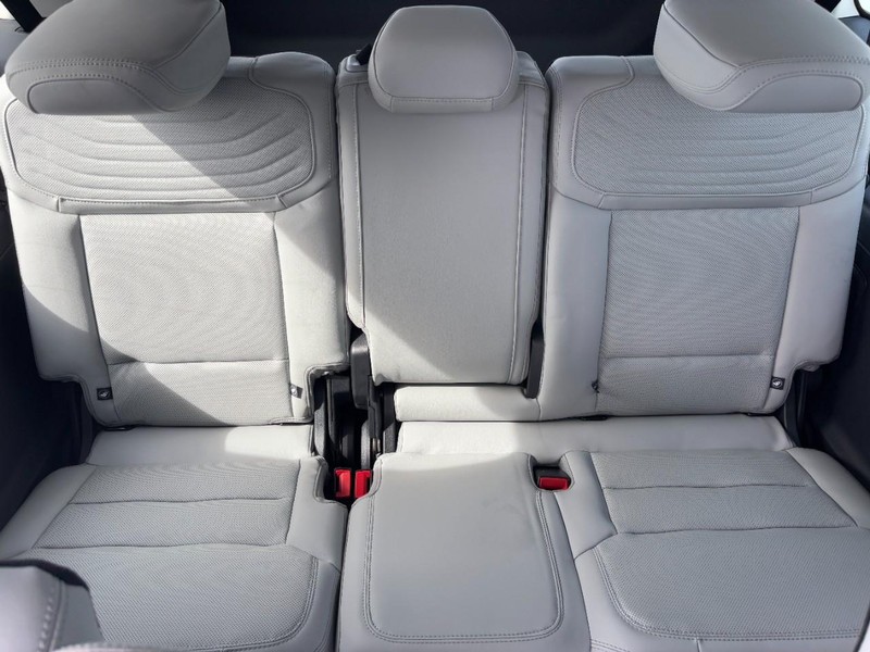 Ford Expedition Max Vehicle Full-screen Gallery Image 6