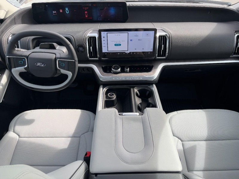 Ford Expedition Max Vehicle Full-screen Gallery Image 7