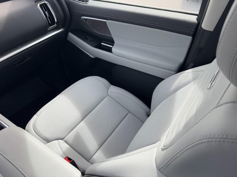 Ford Expedition Max Vehicle Full-screen Gallery Image 10