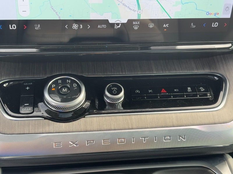 Ford Expedition Max Vehicle Full-screen Gallery Image 19