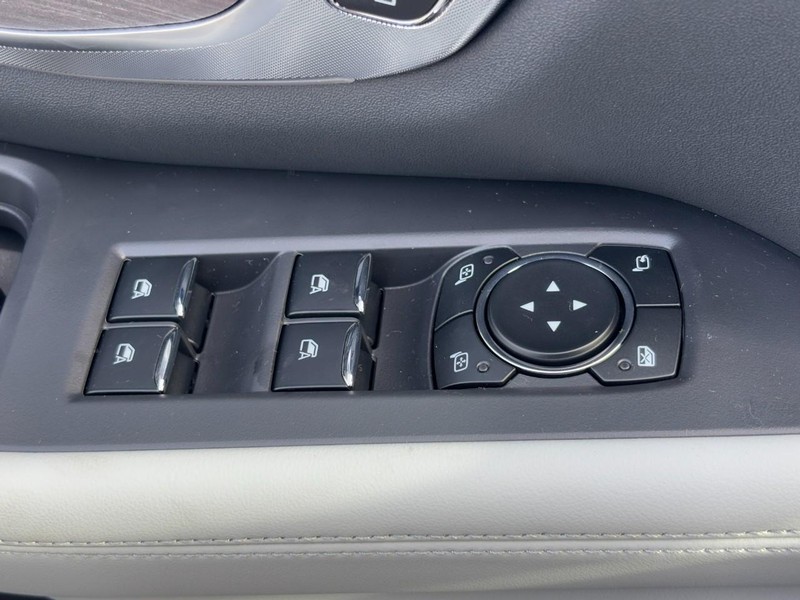 Ford Expedition Max Vehicle Full-screen Gallery Image 20