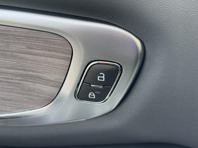 Ford Expedition Max Vehicle Full-screen Gallery Image 21