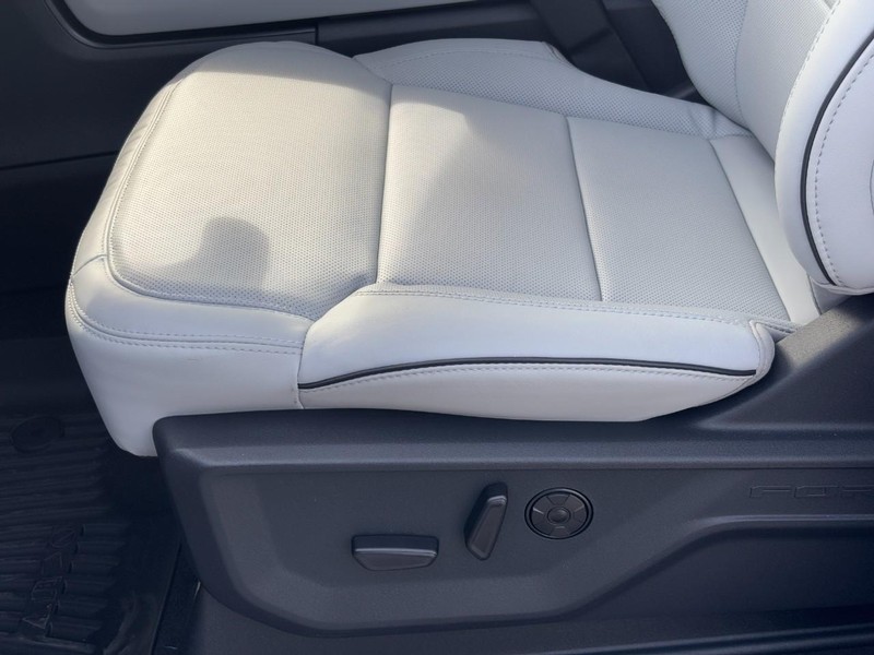 Ford Expedition Max Vehicle Full-screen Gallery Image 22