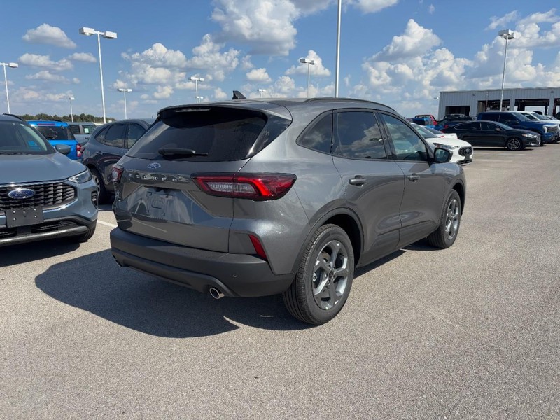 Ford Escape Vehicle Full-screen Gallery Image 3