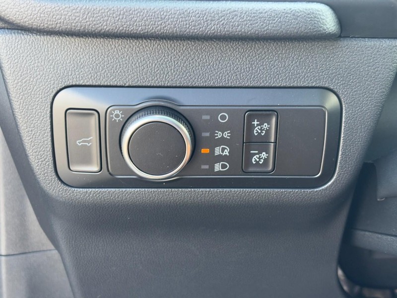 Ford Escape Vehicle Full-screen Gallery Image 11