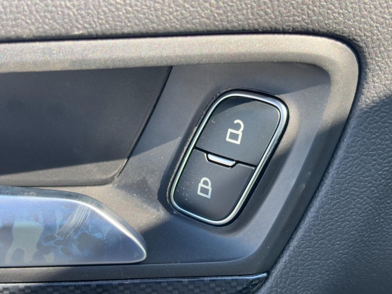 Ford Escape Vehicle Full-screen Gallery Image 19