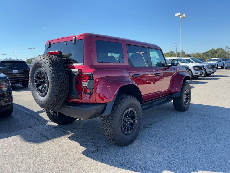 Ford Bronco Vehicle Full-screen Gallery Image 3