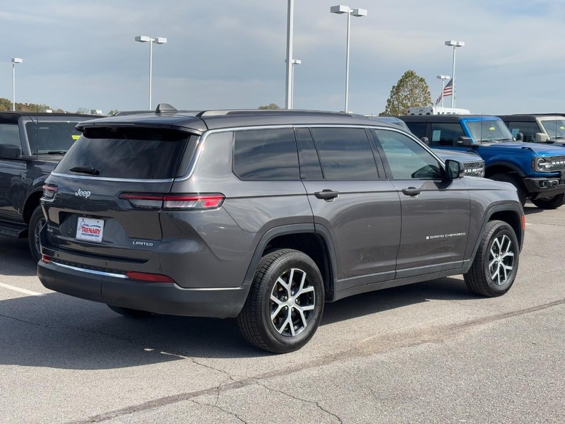 Jeep Grand Cherokee L Vehicle Full-screen Gallery Image 3