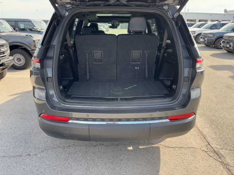 Jeep Grand Cherokee L Vehicle Full-screen Gallery Image 4