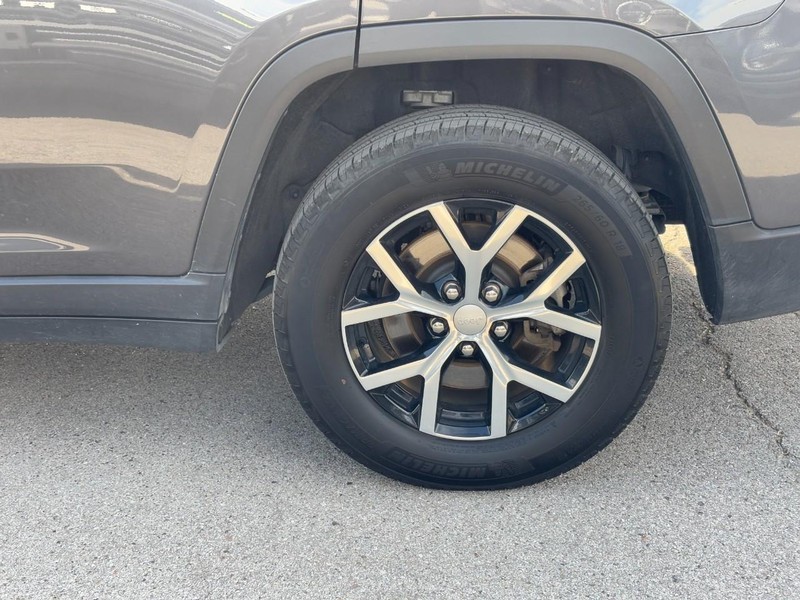 Jeep Grand Cherokee L Vehicle Full-screen Gallery Image 7