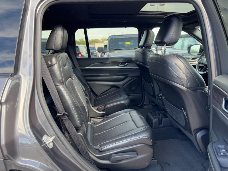 Jeep Grand Cherokee L Vehicle Full-screen Gallery Image 10