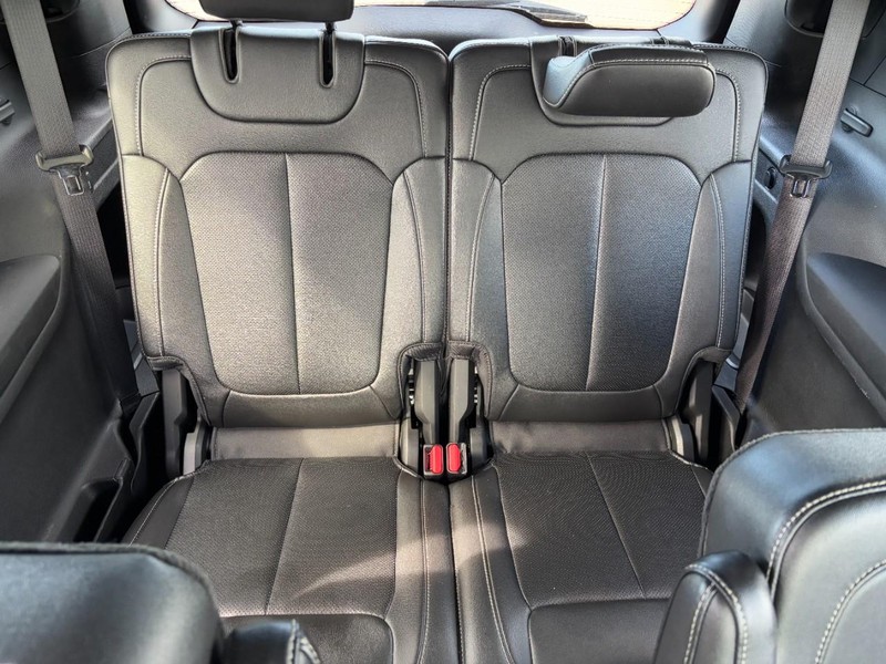 Jeep Grand Cherokee L Vehicle Full-screen Gallery Image 11