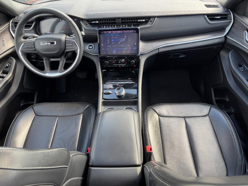 Jeep Grand Cherokee L Vehicle Full-screen Gallery Image 12