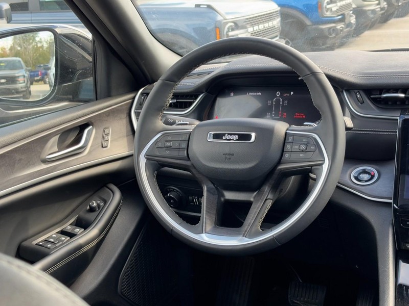 Jeep Grand Cherokee L Vehicle Full-screen Gallery Image 13