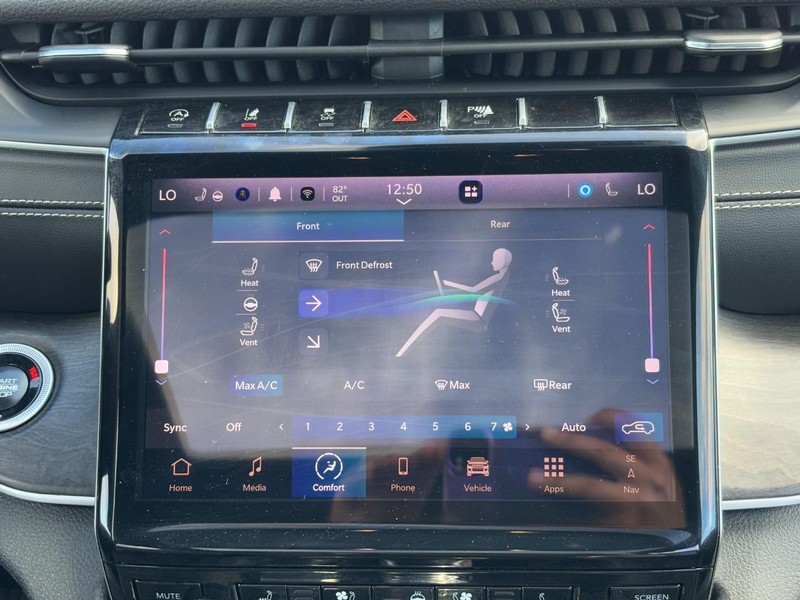 Jeep Grand Cherokee L Vehicle Full-screen Gallery Image 14