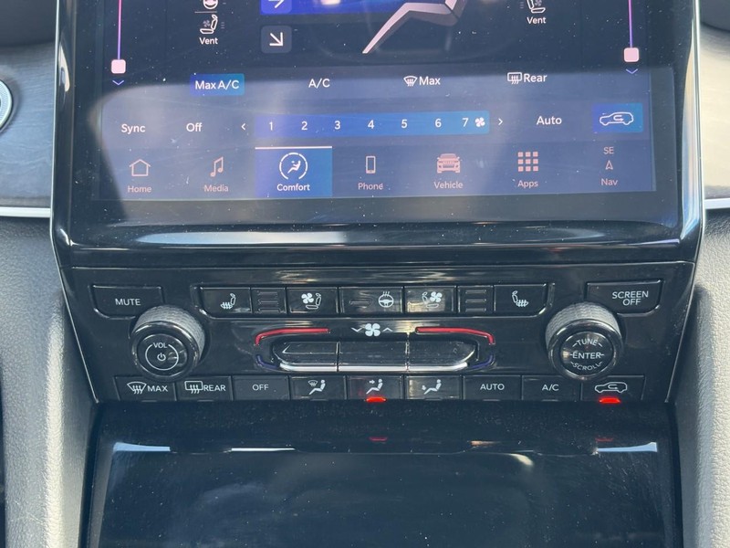 Jeep Grand Cherokee L Vehicle Full-screen Gallery Image 15