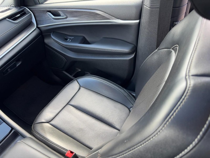 Jeep Grand Cherokee L Vehicle Full-screen Gallery Image 16