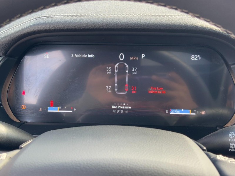 Jeep Grand Cherokee L Vehicle Full-screen Gallery Image 20