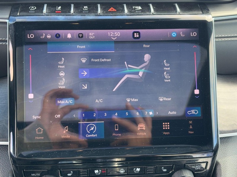 Jeep Grand Cherokee L Vehicle Full-screen Gallery Image 21