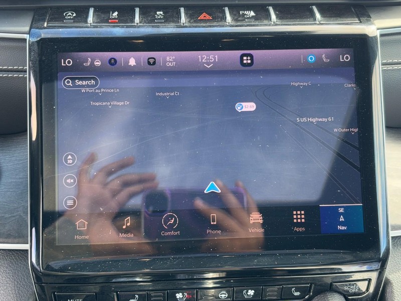 Jeep Grand Cherokee L Vehicle Full-screen Gallery Image 23