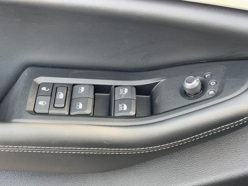 Jeep Grand Cherokee L Vehicle Full-screen Gallery Image 25