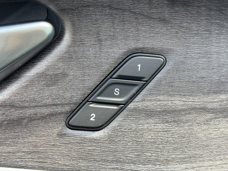 Jeep Grand Cherokee L Vehicle Full-screen Gallery Image 26