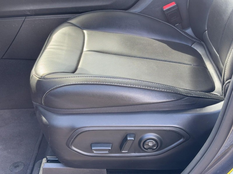 Jeep Grand Cherokee L Vehicle Full-screen Gallery Image 27