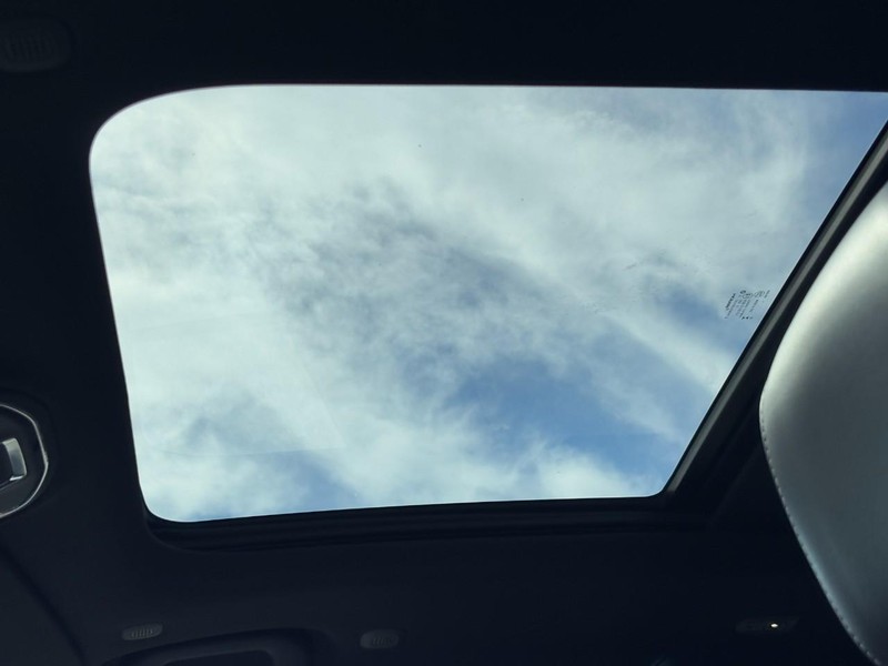 Jeep Grand Cherokee L Vehicle Full-screen Gallery Image 28