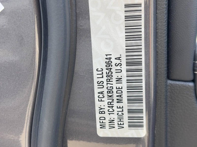 Jeep Grand Cherokee L Vehicle Full-screen Gallery Image 29