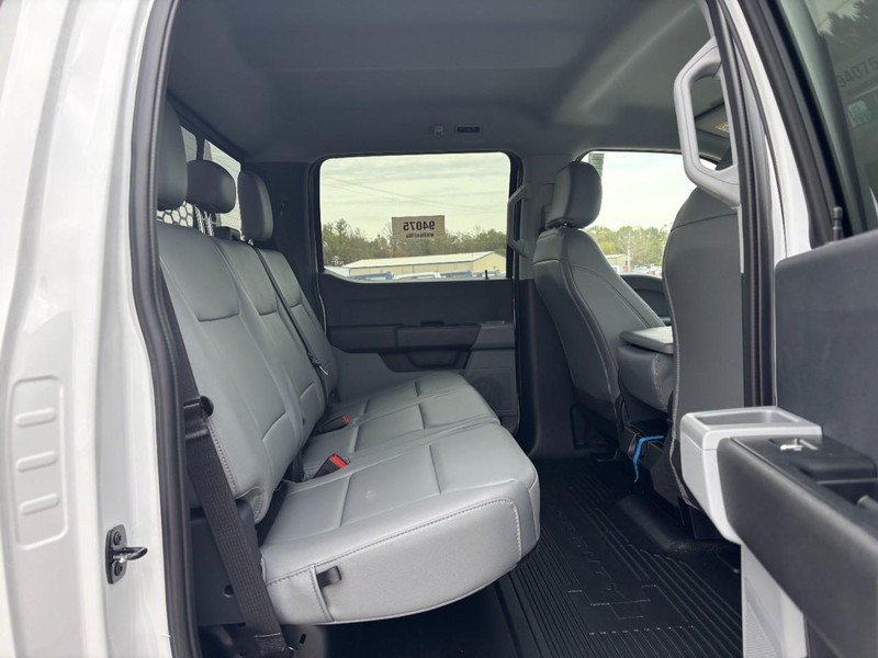 Ford Super Duty F-350 DRW Vehicle Full-screen Gallery Image 5