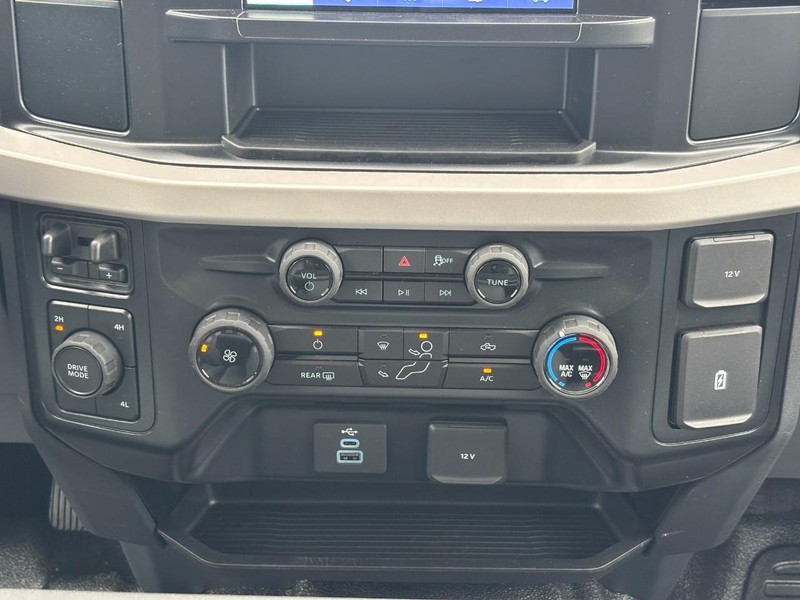 Ford Super Duty F-350 DRW Vehicle Full-screen Gallery Image 9