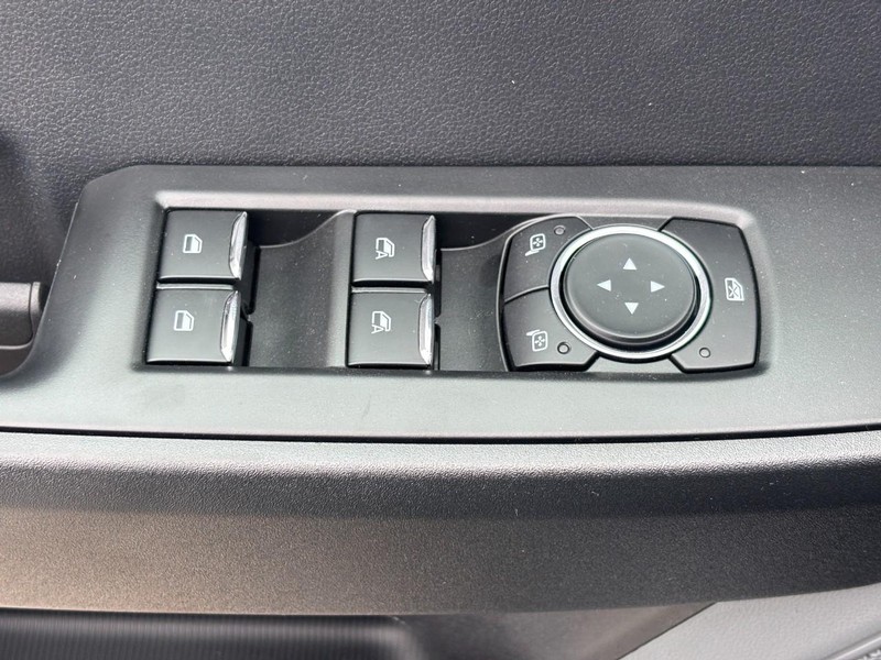 Ford Super Duty F-350 DRW Vehicle Full-screen Gallery Image 18